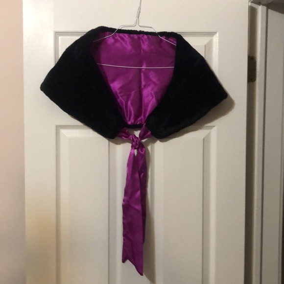 Liz Claiborne black velvet shawl with hot purple satin lining and tie. Elegant! - Picture 5 of 6